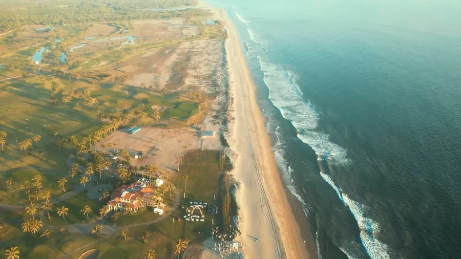 Vista aérea de una boda frente a la playa