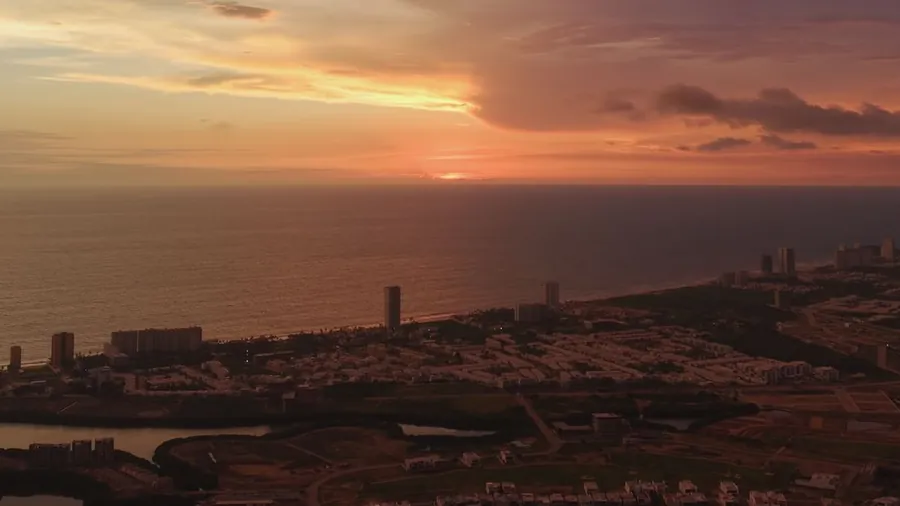 Atardecer aéreo sobre la costa de Mazatlán