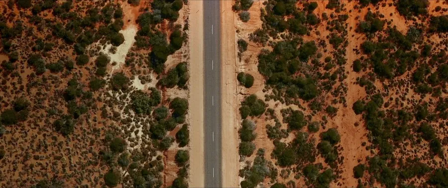 Toma con dron de una carretera en el desierto
