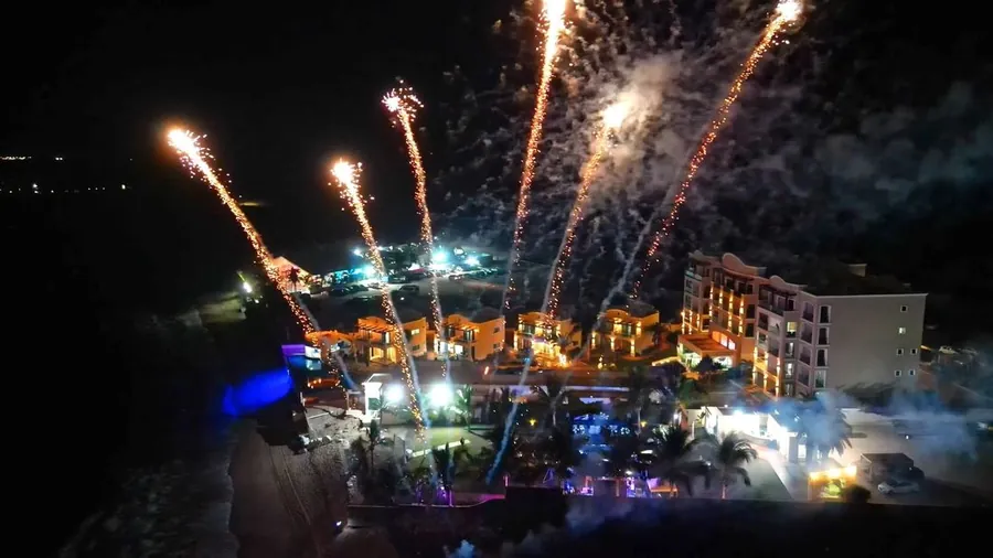 Fuegos artificiales sobre un evento frente al mar