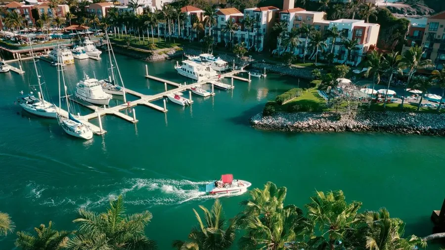 Vista aérea de una marina y resort