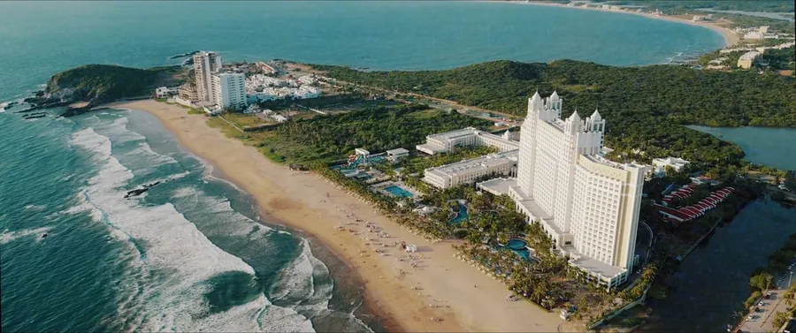 Vista aérea del hotel RIU y la playa