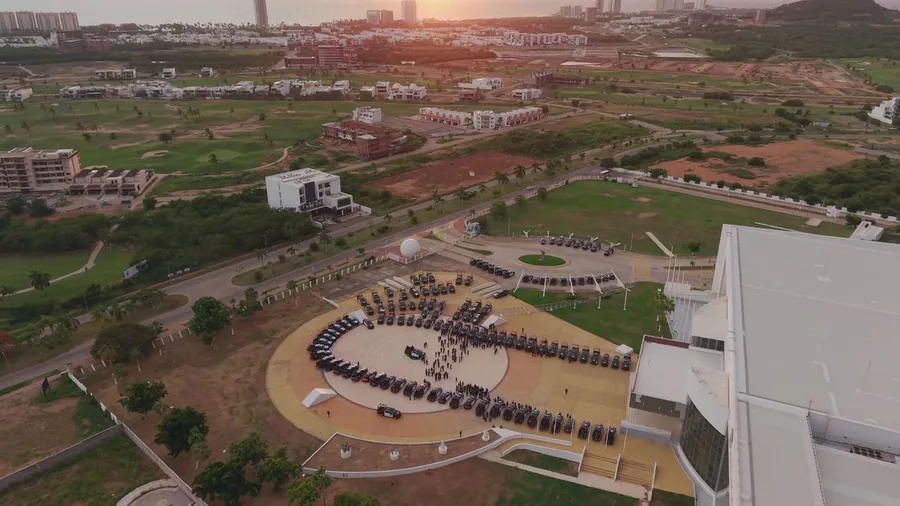 Vista aérea de un evento de seguridad al atardecer