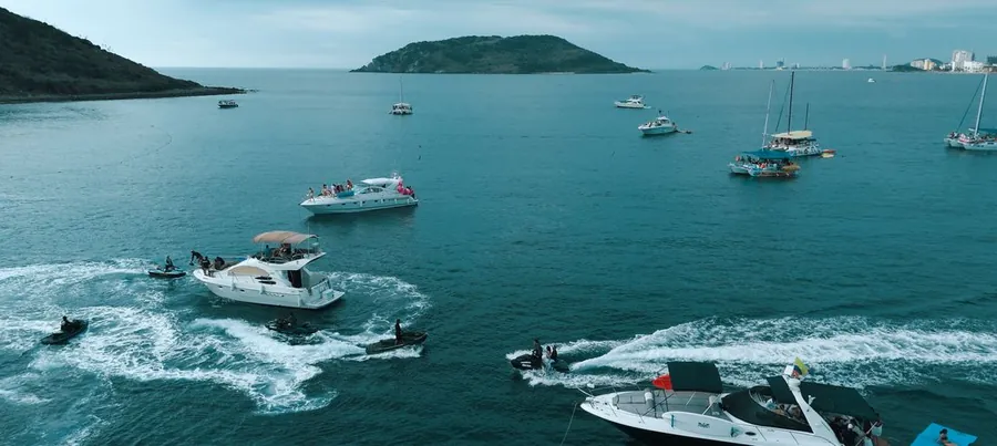 Yates y motos acuáticas en la bahía de Mazatlán